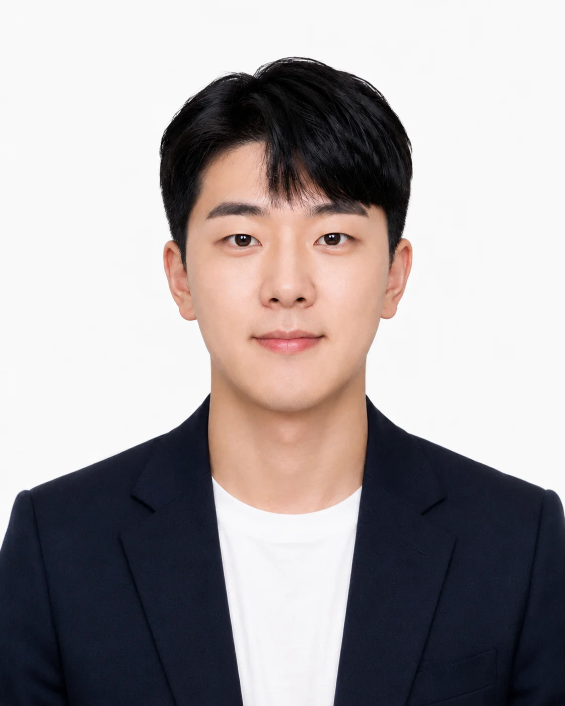 같은 인물을 정장과 밝은 배경의 AI 프로필 사진으로 변환한 예시