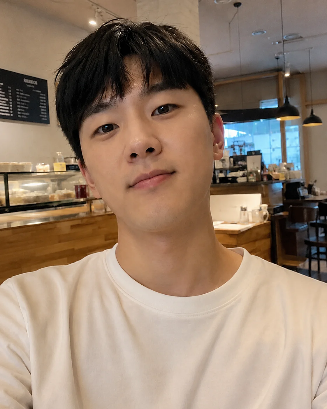 실내에서 촬영한 남성의 원본 셀카 사진